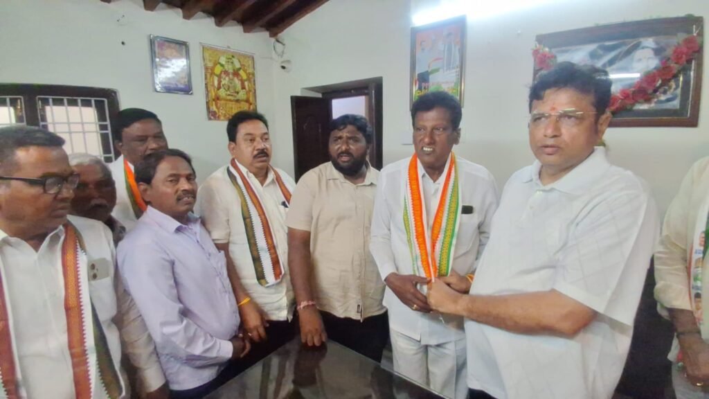 బీఆర్ఎస్‌కు షాక్ – కాంగ్రెస్‌లో చేరిన మాజీ ఎంపీపీ,మాజీ చైర్మన్