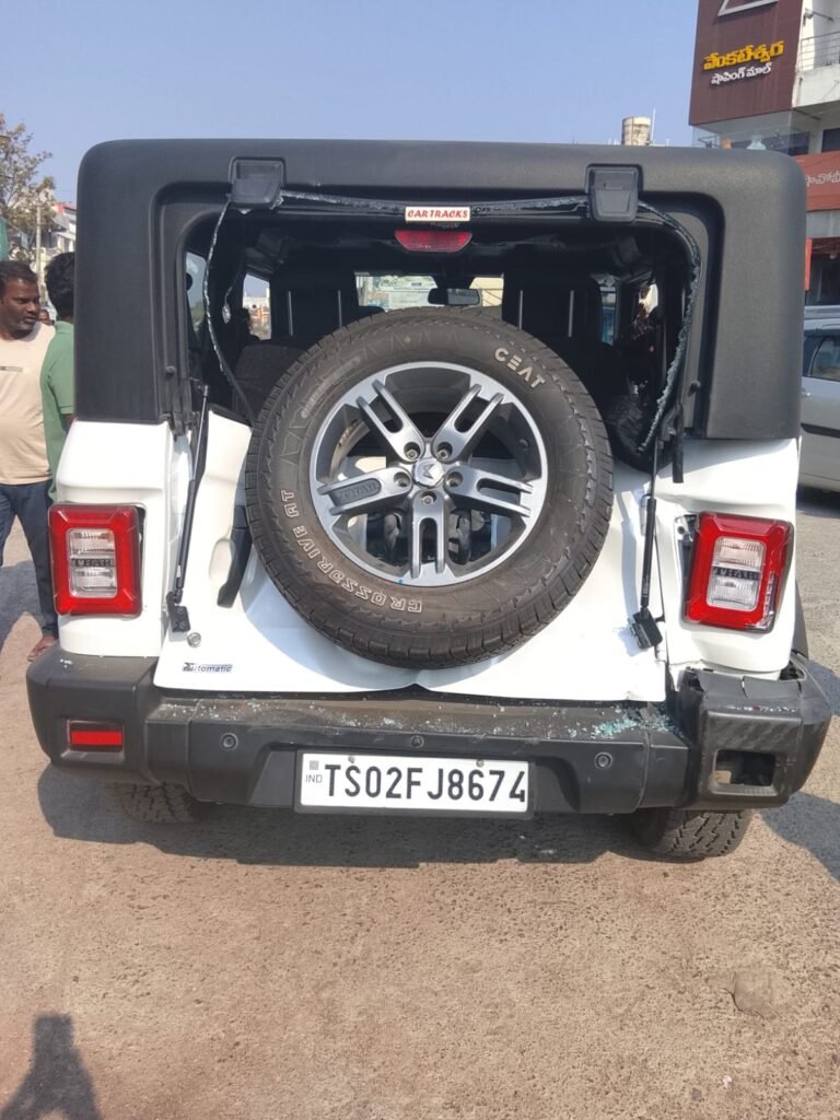 🚨 బ్రేకింగ్ న్యూస్ 🚨  గంగాధర  ఎక్స్‌రోడ్డు వద్ద రోడ్డు ప్రమాదం