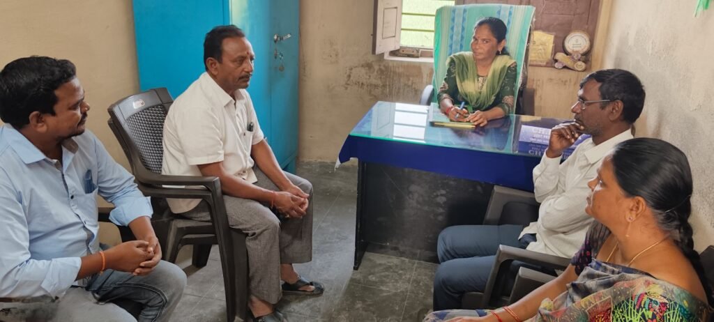 ఆదివరాహ మహిళా మండల సమాఖ్య కార్యాలయానికి సందర్శించిన సర్పంచ్