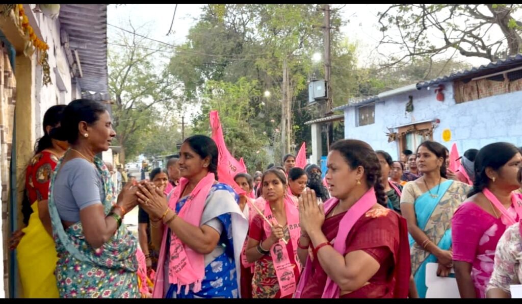 55వ డివిజన్ ప్రజల చూపు బీఆర్ఎస్ వైపు: కర్క పద్మ (సుజాత) శ్రీనివాస్‌కు పెరుగుతున్న ప్రజల మద్దతు