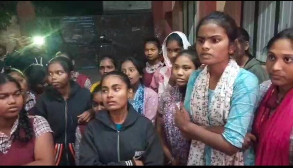 బాలికల వసతి గృహంలో ఫుడ్ పాయిజన్..!