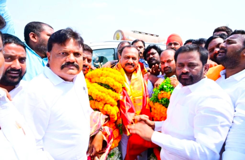టీపీసీసీ చీఫ్‌కు దామెర క్రాస్ రోడ్‌లో* “ఘన స్వాగతం”