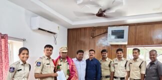 ఎస్ఐగా పదోన్నతి పొందిన మొగిలి మల్లేశంకు ఘన సత్కారం