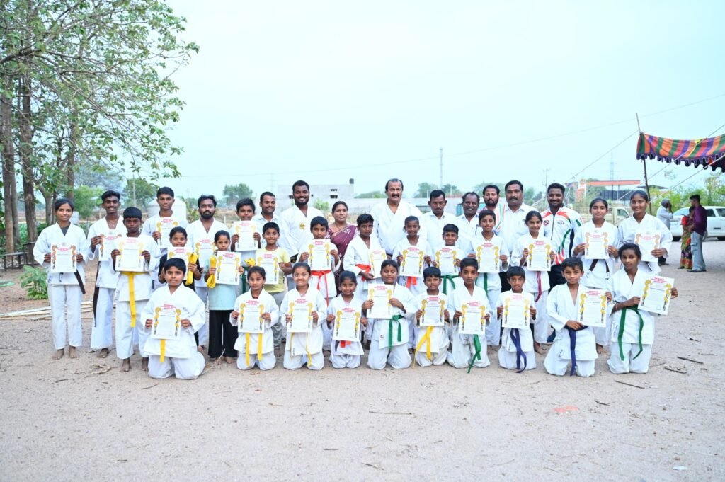 శ్రీ వైష్ణవి హైస్కూల్ సమ్మర్ క్యాంప్‌లో కరాటే బెల్ట్ గ్రేడింగ్ టెస్ట్