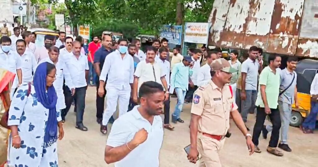 నమ్మిన కాంగ్రెస్ నాయకుడి పాడె మోసిన “ఎమ్మెల్యే కేఆర్ నాగరాజు”